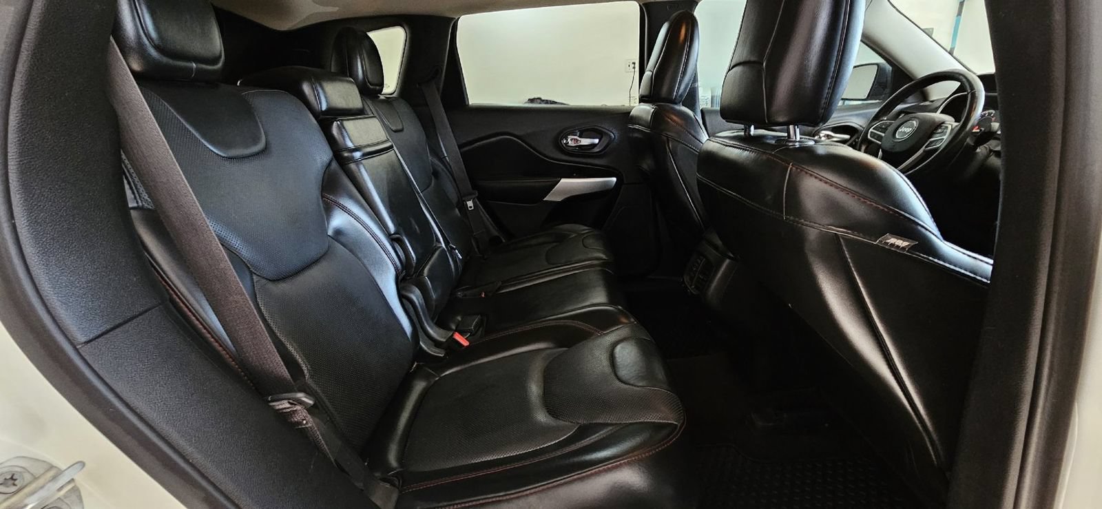 Used 2017 Jeep Cherokee Trailhawk AWD/4WD image 18