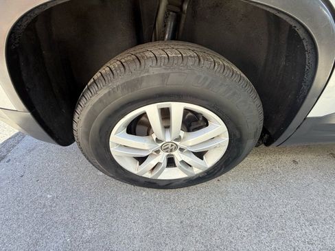 Used 2017 Volkswagen Tiguan S image 24