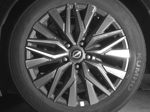 Used 2025 Nissan Altima 2.5 SV FWD image 14