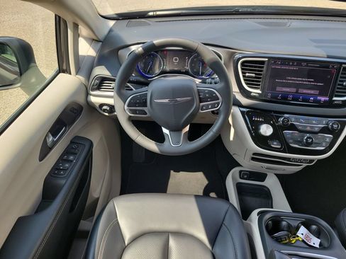 Used 2023 Chrysler Pacifica Touring-L FWD image 10