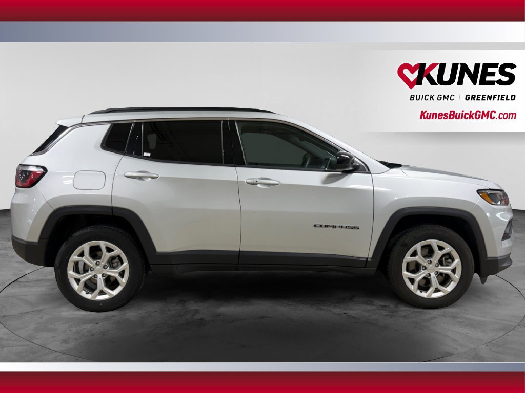 Used 2024 Jeep Compass Latitude AWD/4WD image 12