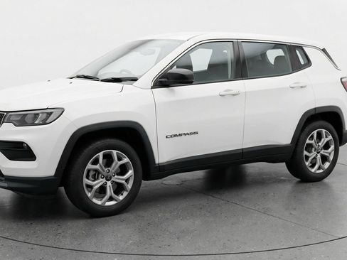 Used 2025 Jeep Compass Latitude image 3