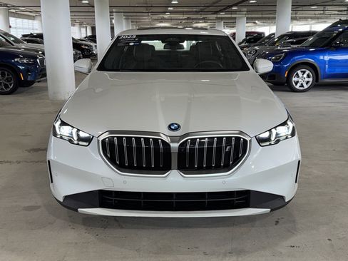 Used 2025 BMW i5 eDrive40i w/ Premium Package RWD image 3