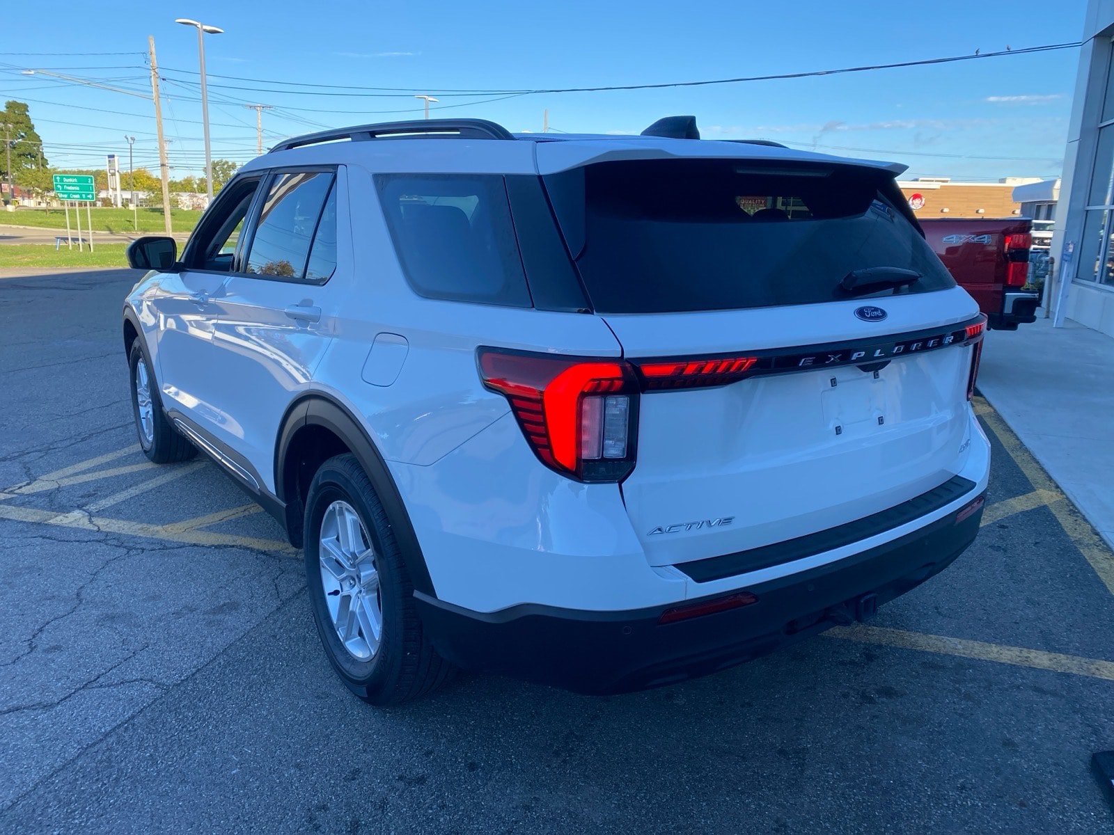 Used 2025 Ford Explorer Active AWD/4WD image 4
