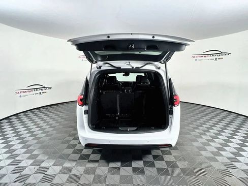 Used 2025 Chrysler Pacifica Limited AWD/4WD image 28