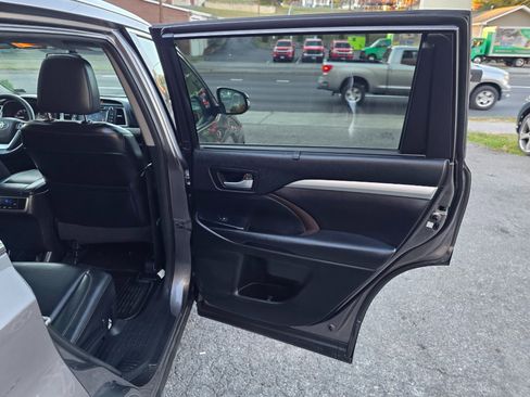 Used 2016 Toyota Highlander XLE image 18