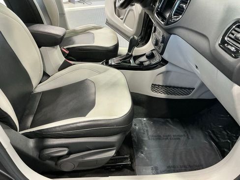 Used 2018 Jeep Compass Limited w/ Navigation Group image 17
