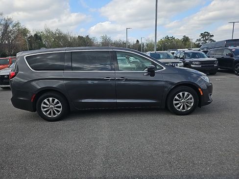 Used 2018 Chrysler Pacifica Touring Plus image 8