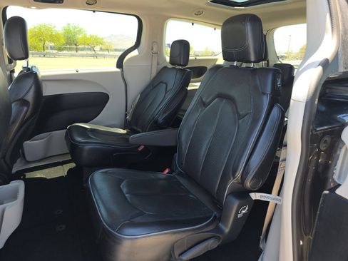 Used 2020 Chrysler Pacifica Limited FWD image 10