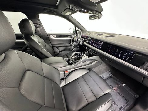 Certified 2025 Porsche Cayenne AWD/4WD image 44