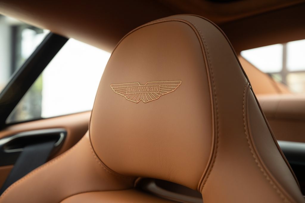 Used 2025 Aston Martin Vanquish RWD image 32