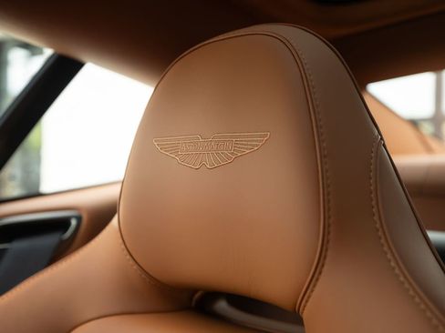 Used 2025 Aston Martin Vanquish RWD image 32