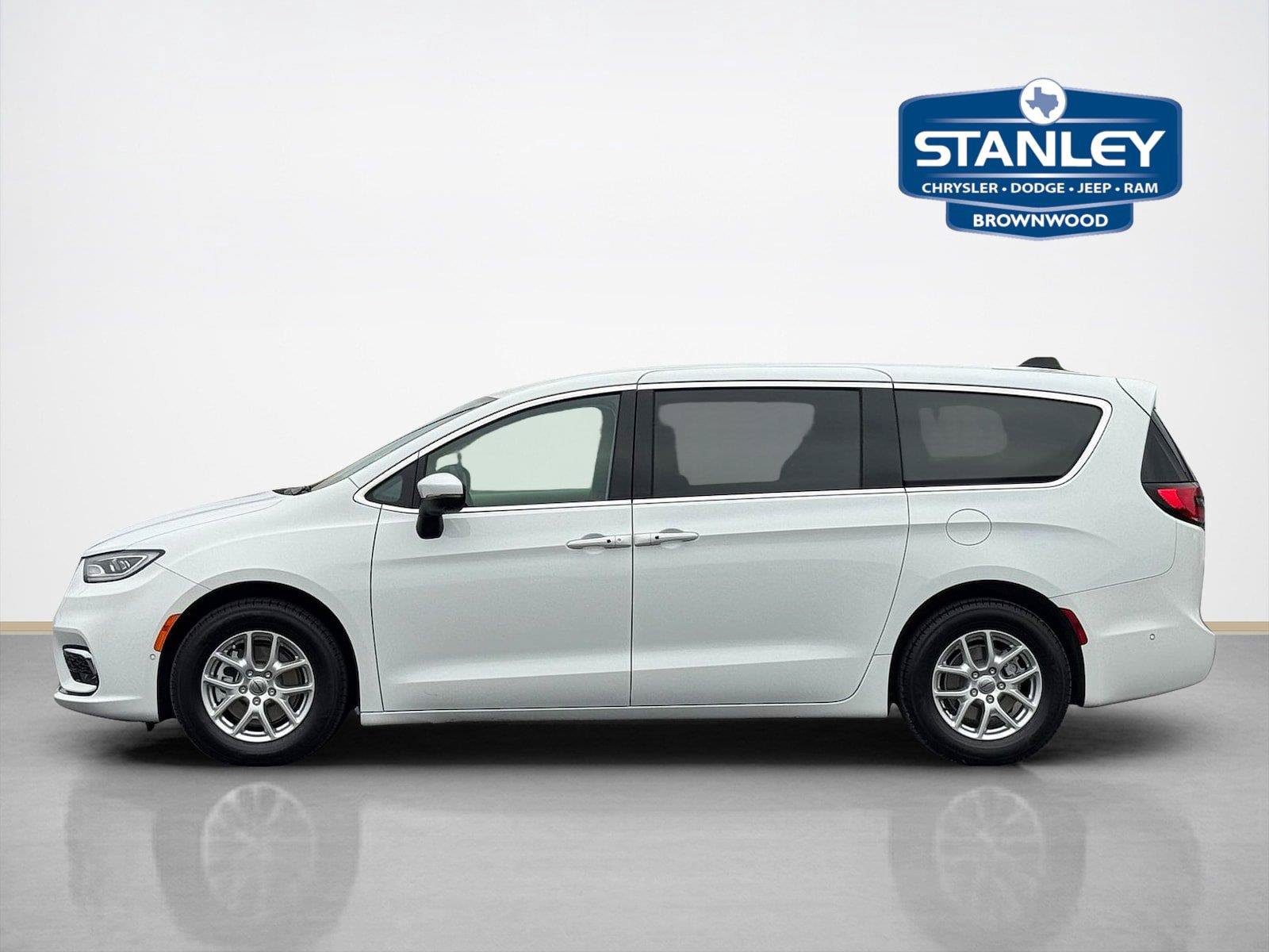Used 2023 Chrysler Pacifica Touring-L FWD image 4
