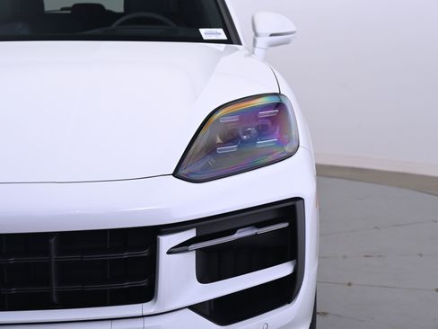 Used 2025 Porsche Cayenne image 12
