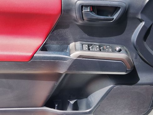 Used 2018 Toyota Tacoma SR5 RWD image 23