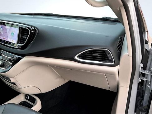 Used 2024 Chrysler Pacifica Touring-L image 17