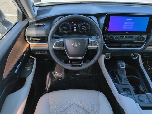 Used 2024 Toyota Grand Highlander FWD image 16