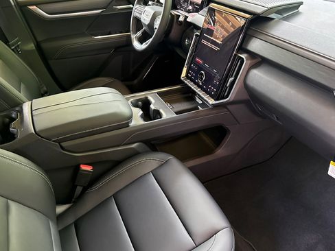 New 2026 GMC Acadia Elevation w/ Elevation Premium Package AWD/4WD image 18