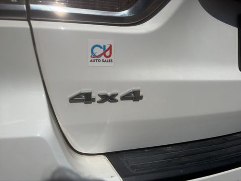 Used 2019 Jeep Grand Cherokee Laredo AWD/4WD image 12