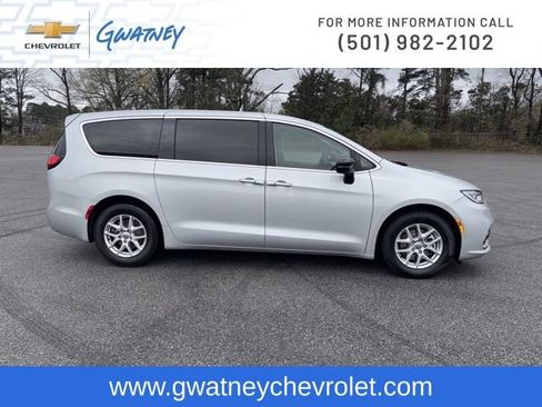 Used 2024 Chrysler Pacifica Touring-L image 4