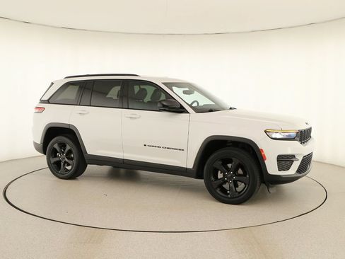 Used 2023 Jeep Grand Cherokee Altitude AWD/4WD image 9