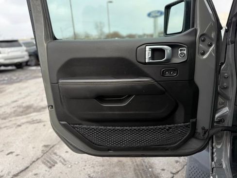 Used 2023 Jeep Gladiator Overland image 12