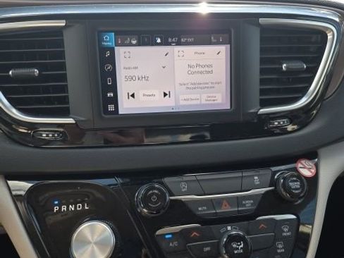 Used 2024 Chrysler Voyager LX image 9