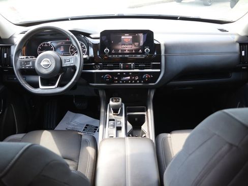 Used 2025 Nissan Pathfinder SV image 7