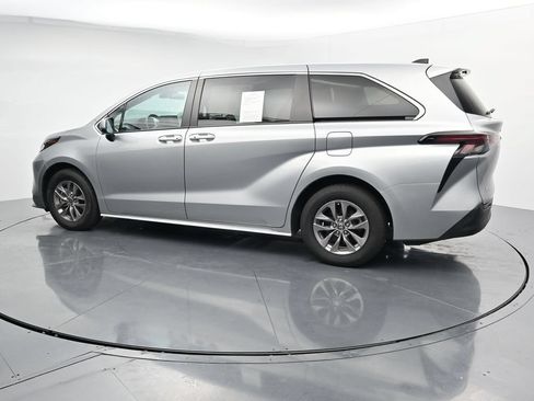 Used 2024 Toyota Sienna LE FWD image 5