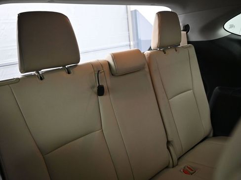 Used 2023 Toyota Highlander Platinum image 28
