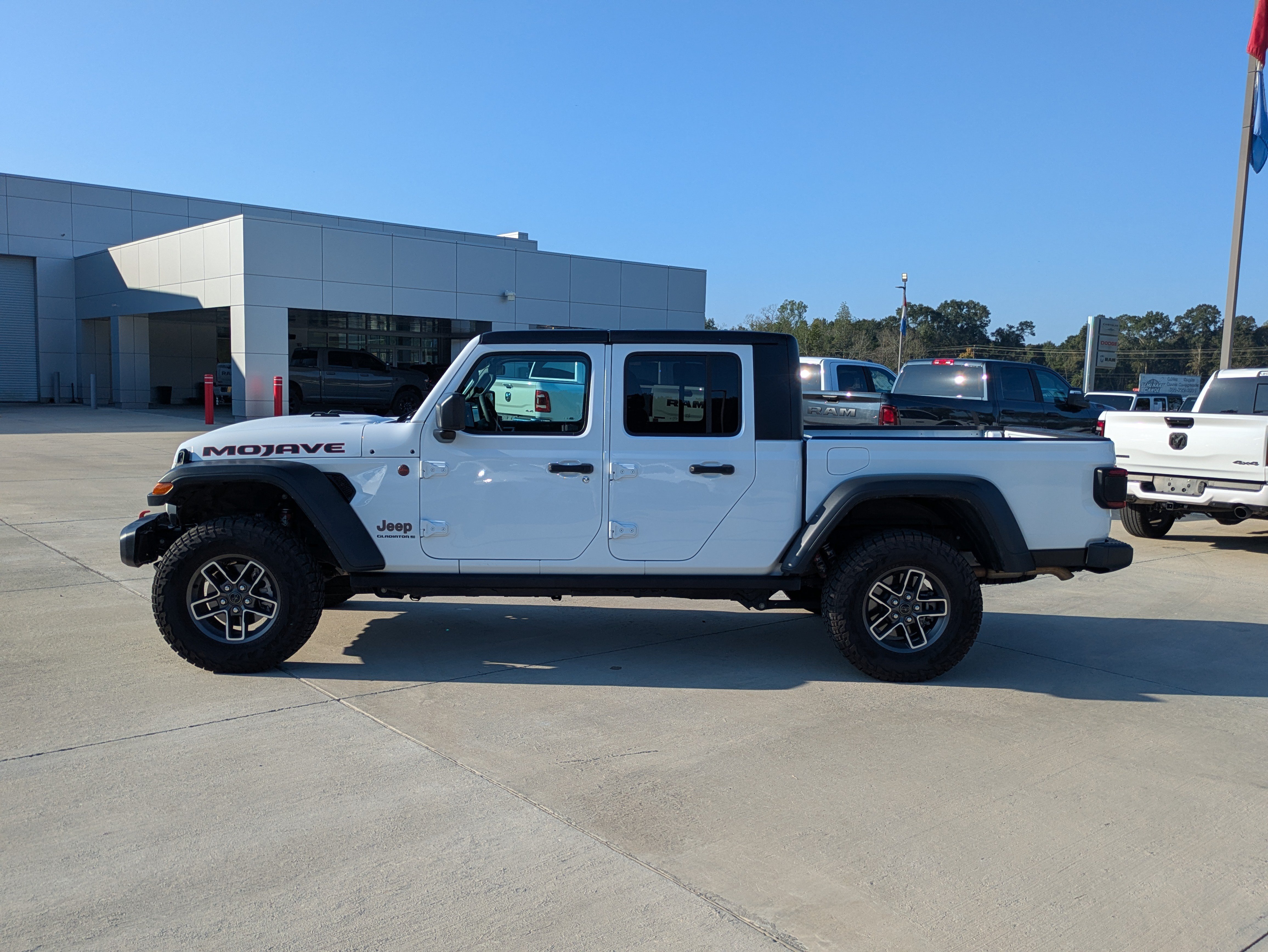 Used 2026 Jeep Gladiator Mojave AWD/4WD image 2