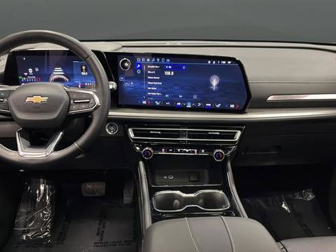 Used 2025 Chevrolet Traverse LT w/ Sun and Wheel Package image 11