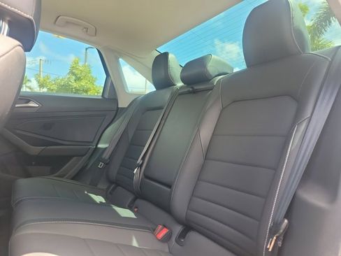 Used 2023 Volkswagen Jetta SE image 9