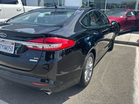 Used 2017 Ford Fusion SE w/ Fusion SE Technology Package image 2