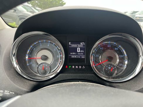 Used 2012 Chrysler Town & Country Touring w/ Entertainment Group #1 FWD image 4