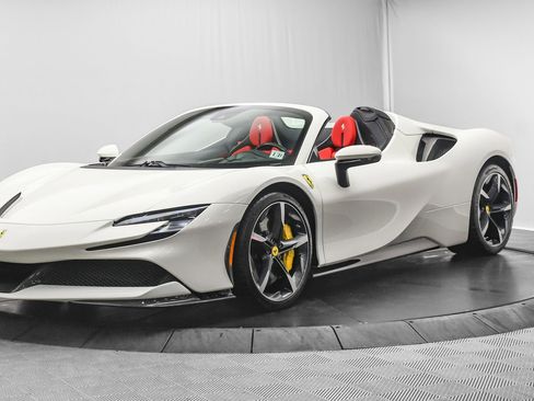 Used 2022 Ferrari SF90 Spider image 3