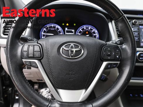 Used 2019 Toyota Highlander XLE AWD/4WD image 10