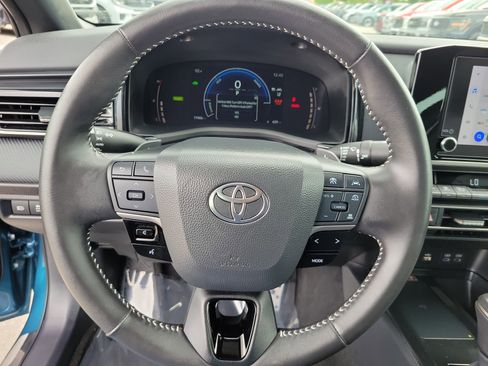 Used 2025 Toyota Camry SE FWD image 19