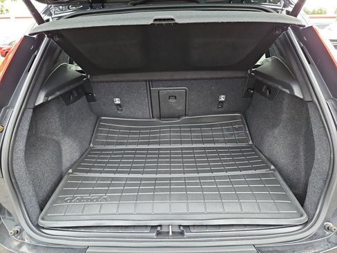 Used 2022 Volvo XC40 T5 Momentum image 30