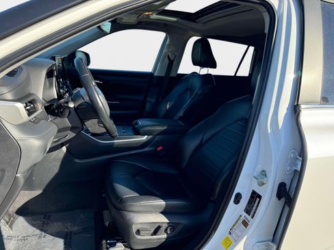 Used 2023 Toyota Highlander XLE image 12