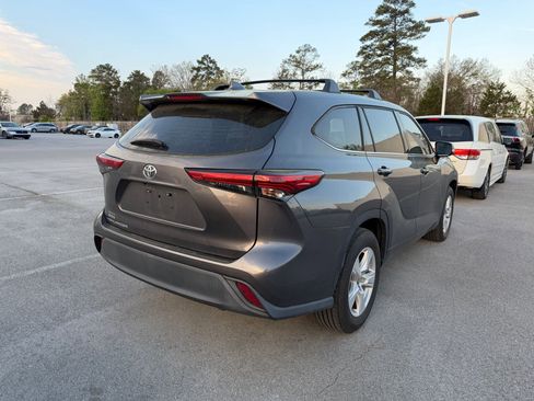 Used 2021 Toyota Highlander L image 6