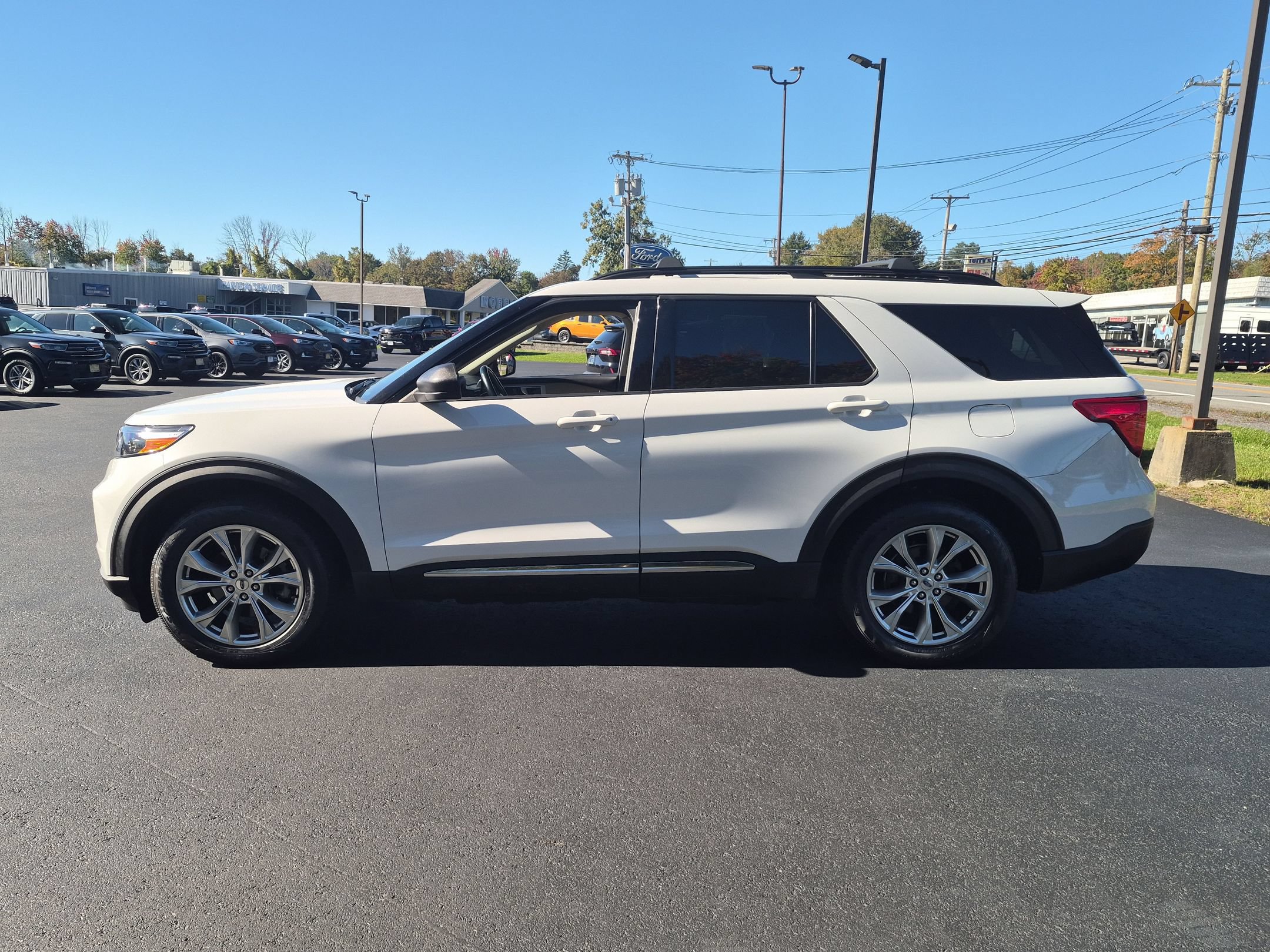 Used 2021 Ford Explorer XLT w/ Equipment Group 202A AWD/4WD image 6