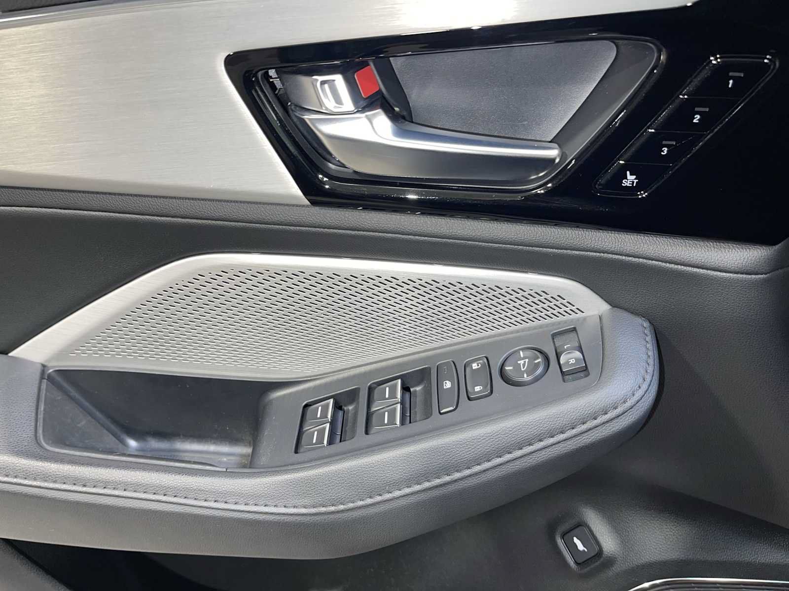 Used 2025 Acura MDX SH-AWD image 23