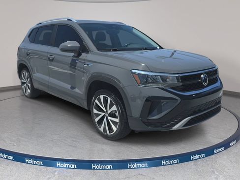 Used 2022 Volkswagen Taos SE w/ Panoramic Sunroof Package FWD image 4