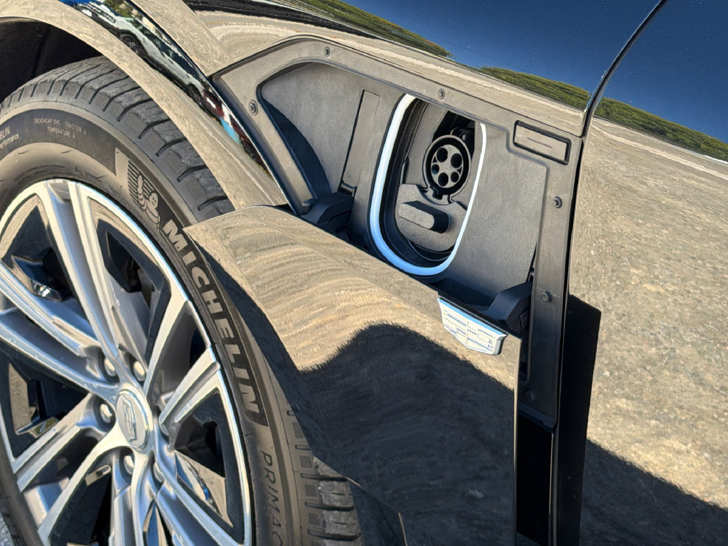 Used 2024 Cadillac Lyriq Luxury AWD/4WD image 15