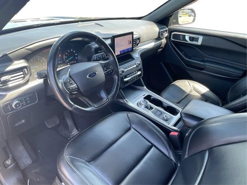 Used 2020 Ford Explorer XLT w/ Equipment Group 202A AWD/4WD image 16