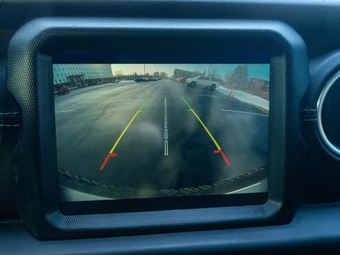 Used 2018 Jeep Wrangler Unlimited Sahara w/ Uconnect 4C Nav & Sound Group image 19