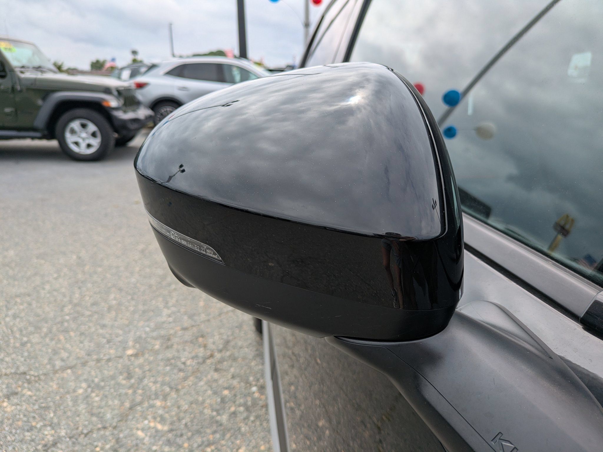 Used 2025 Nissan Kicks SR AWD/4WD image 13