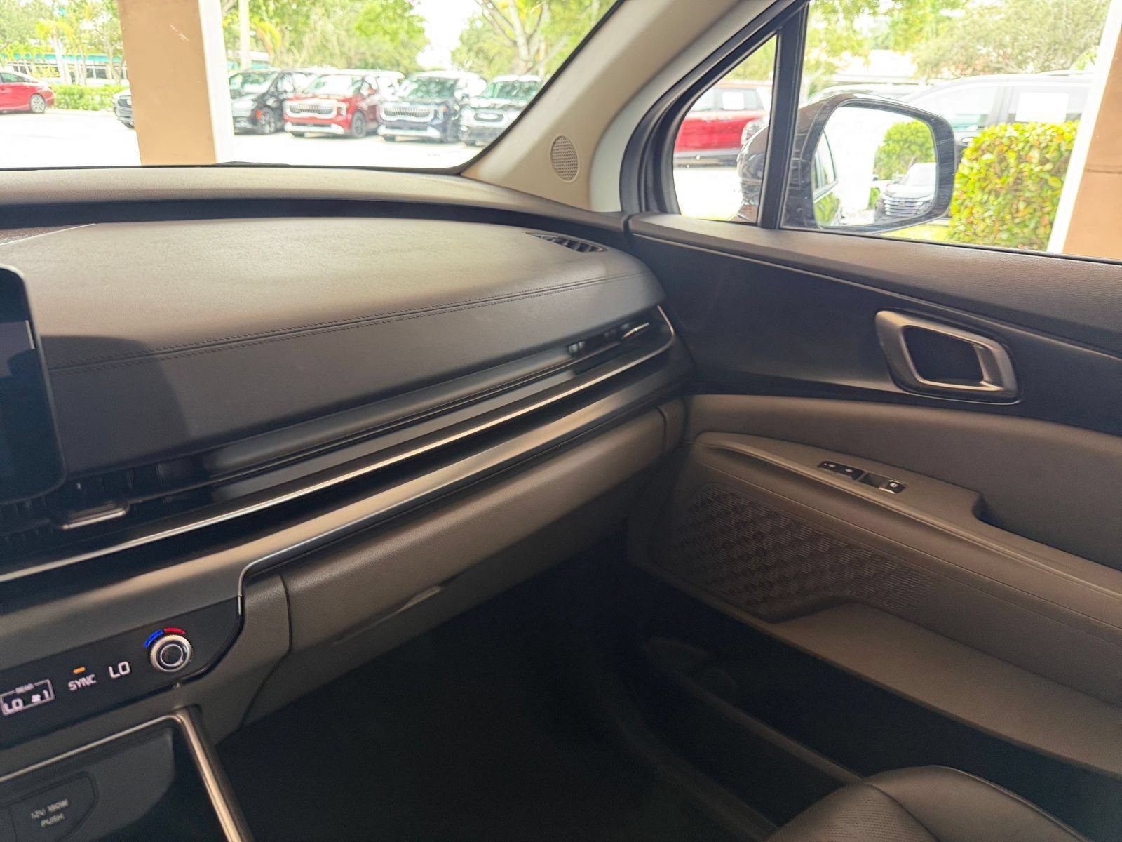 Used 2026 Kia Carnival FWD image 33