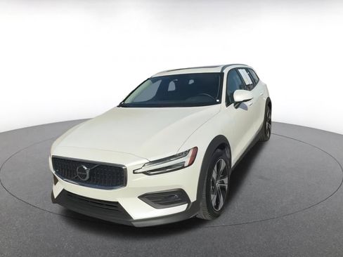 Used 2025 Volvo V60 B5 Cross Country Plus image 7